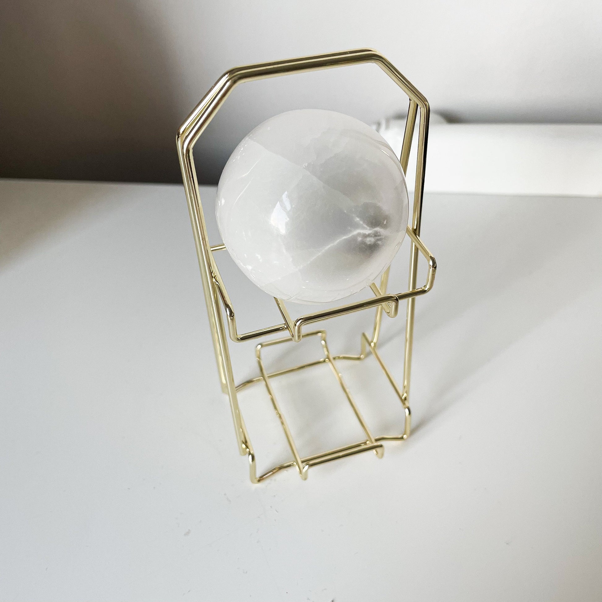 Shelf style sphere stand (Gold)witchy marketwitchy marketfergbthgfdShelf style sphere stand (Gold)