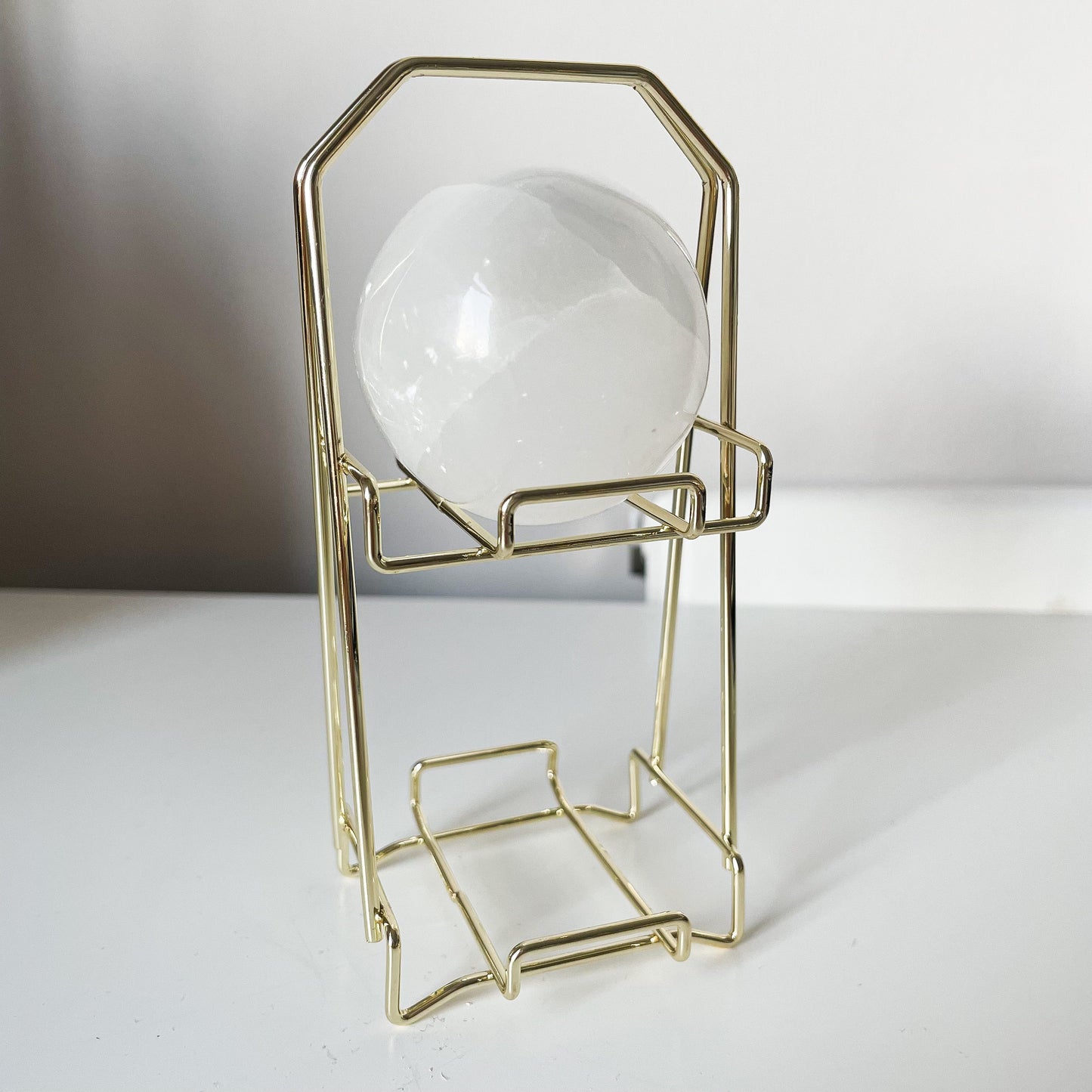 Shelf style sphere stand (Gold)witchy marketwitchy marketfergbthgfdShelf style sphere stand (Gold)